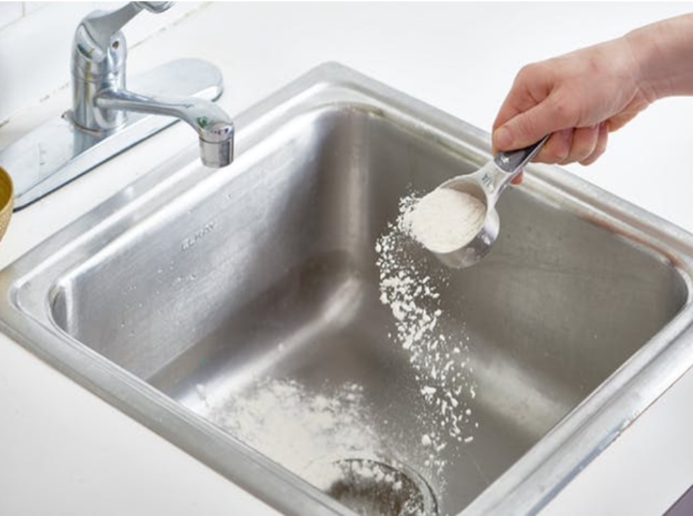 Đổ thứ này xuống bồn rửa bát, 15 phút sau mỡ đóng cục trong đường ống tan sạch, khử hết mùi hôi-2