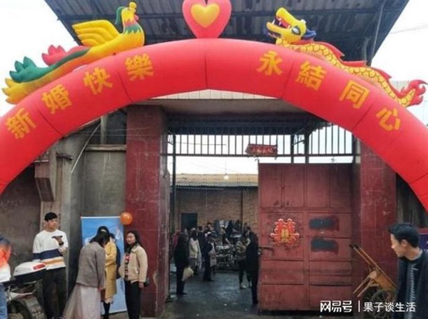 Cô dâu lật mặt đòi 100 triệu mới chịu xuống xe, chú rể bất ngờ làm một việc khiến ai cũng móc túi cho mượn tiền-1