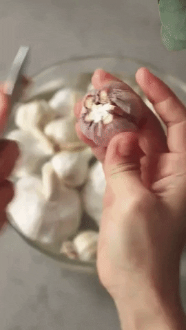 Mẹo bóc tỏi số lượng lớn siêu thần tốc: Bóc 1kg chưa tới 10 phút, dễ như ăn kẹo mà chẳng sợ bỏng tay!-3