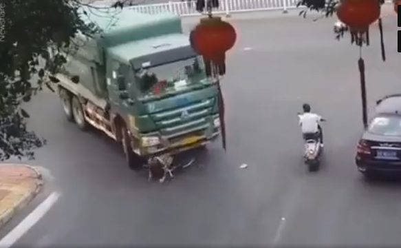 Cụ ông bị cuốn vào gầm xe tải đầy kinh hãi, nhưng cái kết mới khiến ai nấy ngã ngửa-1