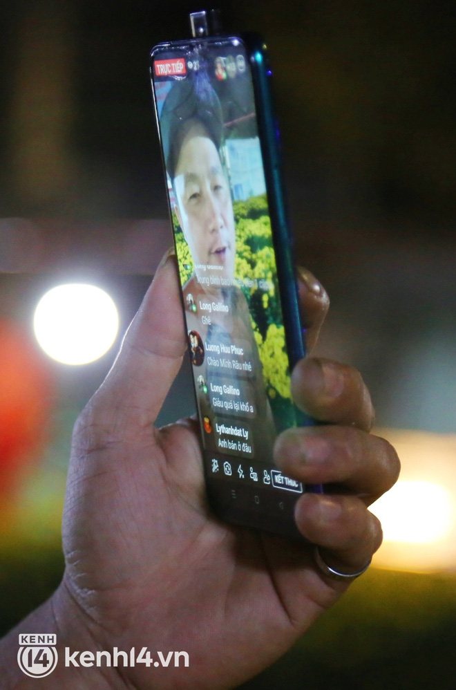 Gặp lại anh Minh xăm trổ với content cưng xỉu chiều ngồi bán rau, tối đứng bán hoa: Mua nhanh chốt lẹ, 29 Tết tăng giá gấp đôi!-16