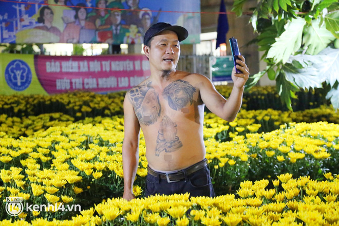 Gặp lại anh Minh xăm trổ với content cưng xỉu chiều ngồi bán rau, tối đứng bán hoa: Mua nhanh chốt lẹ, 29 Tết tăng giá gấp đôi!-12