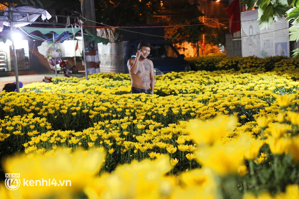 Gặp lại anh Minh xăm trổ với content cưng xỉu chiều ngồi bán rau, tối đứng bán hoa: Mua nhanh chốt lẹ, 29 Tết tăng giá gấp đôi!-9