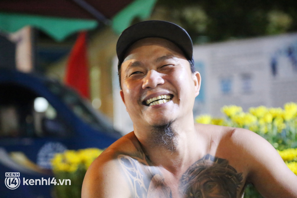 Gặp lại anh Minh xăm trổ với content cưng xỉu chiều ngồi bán rau, tối đứng bán hoa: Mua nhanh chốt lẹ, 29 Tết tăng giá gấp đôi!-18