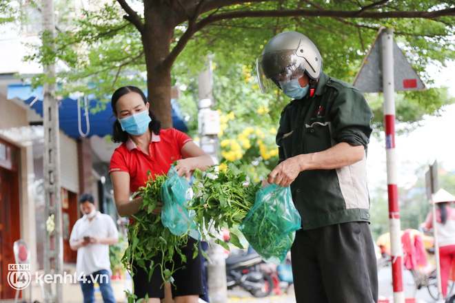 Gặp lại anh Minh xăm trổ với content cưng xỉu chiều ngồi bán rau, tối đứng bán hoa: Mua nhanh chốt lẹ, 29 Tết tăng giá gấp đôi!-3
