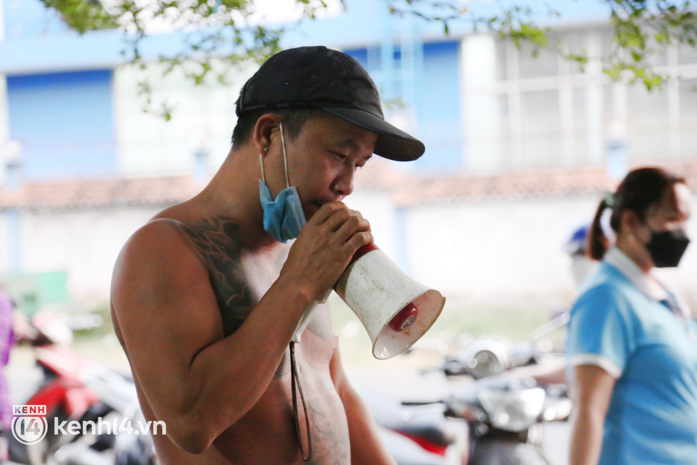 Gặp lại anh Minh xăm trổ với content cưng xỉu chiều ngồi bán rau, tối đứng bán hoa: Mua nhanh chốt lẹ, 29 Tết tăng giá gấp đôi!-6