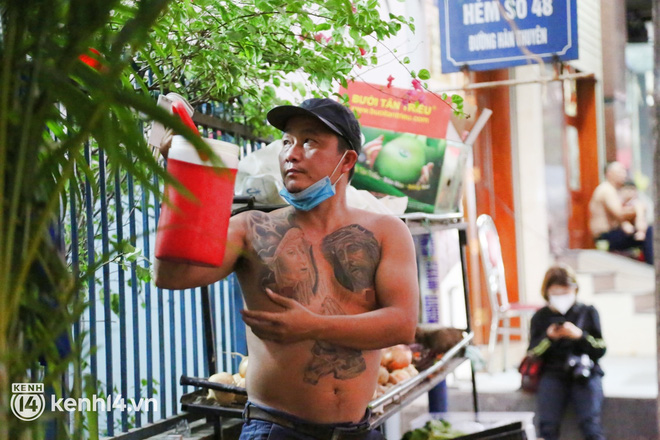 Gặp lại anh Minh xăm trổ với content cưng xỉu chiều ngồi bán rau, tối đứng bán hoa: Mua nhanh chốt lẹ, 29 Tết tăng giá gấp đôi!-4