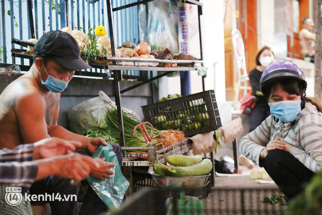 Gặp lại anh Minh xăm trổ với content cưng xỉu chiều ngồi bán rau, tối đứng bán hoa: Mua nhanh chốt lẹ, 29 Tết tăng giá gấp đôi!-7