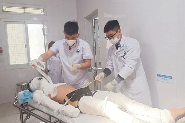 5 trẻ thương tích nặng vùng đầu và dập nát tay do pháo nổ-2