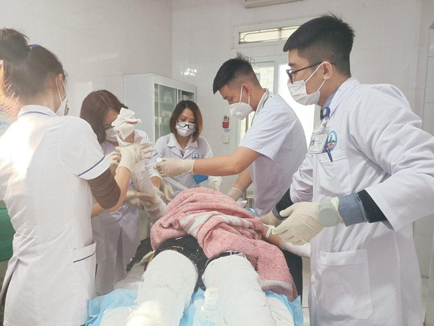 Đốt pháo nổ, một học sinh phải nhập viện khẩn cấp-1