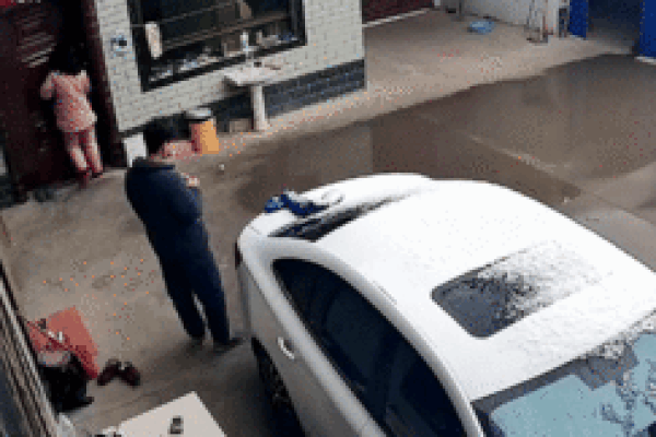 Clip: Dại dột ném pháo xuống cống, bé trai gây ra vụ nổ kinh hoàng-1