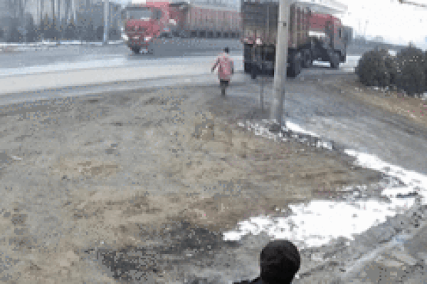 Clip: Trượt ngã xuống đường, người đàn ông thoát chết trước đầu xe tải-1