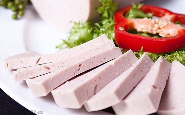 Mua giò lụa về ăn Tết, thấy giò có dấu hiệu này tuyệt đối không mua vì vừa kém ngon lại dễ chứa chất độc gây suy gan thận, thậm chí vô sinh-2