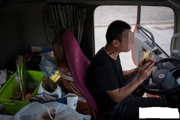 Người đàn ông nổi mụn cứng trên tay, ngứa ngáy suốt 2 năm trời nhưng không ngờ rằng mình đã bị nhiễm virus HPV-1