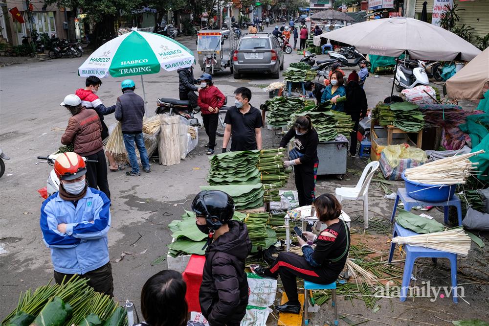 24 Tết đi chợ lá dong lâu đời nhất Hà Nội: Đìu hiu khách mua, giá bán tăng gấp đôi năm ngoái-1