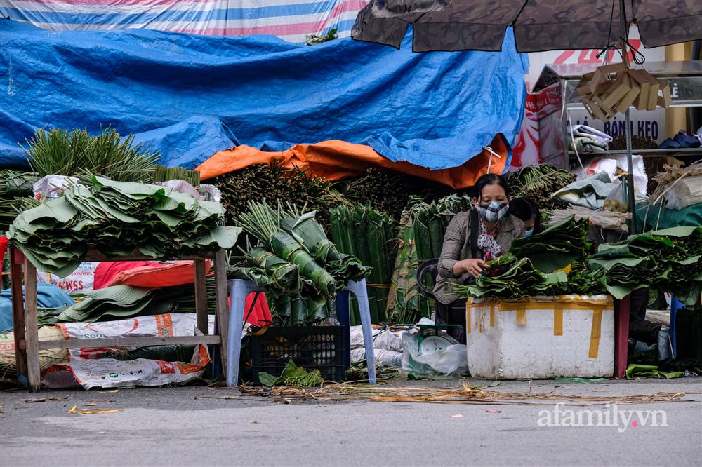 24 Tết đi chợ lá dong lâu đời nhất Hà Nội: Đìu hiu khách mua, giá bán tăng gấp đôi năm ngoái-3