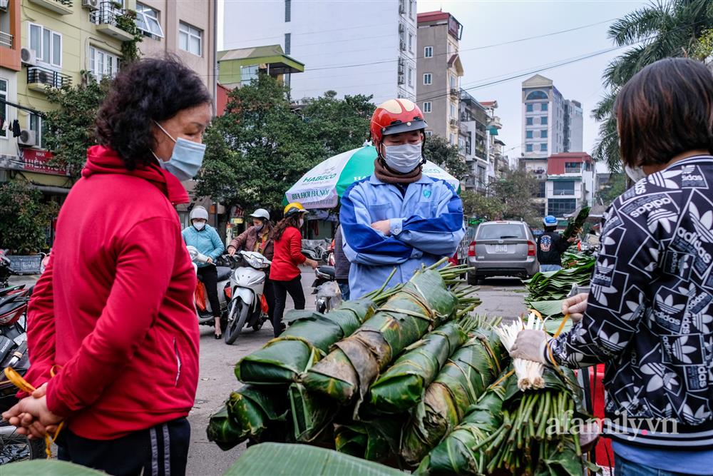 24 Tết đi chợ lá dong lâu đời nhất Hà Nội: Đìu hiu khách mua, giá bán tăng gấp đôi năm ngoái-5