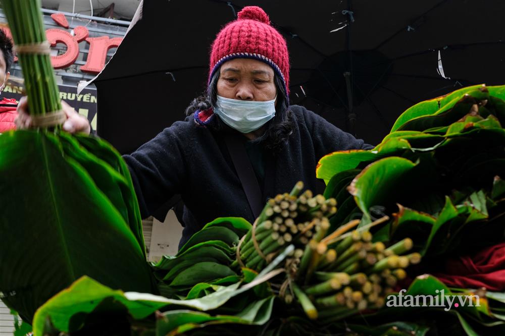 24 Tết đi chợ lá dong lâu đời nhất Hà Nội: Đìu hiu khách mua, giá bán tăng gấp đôi năm ngoái-11