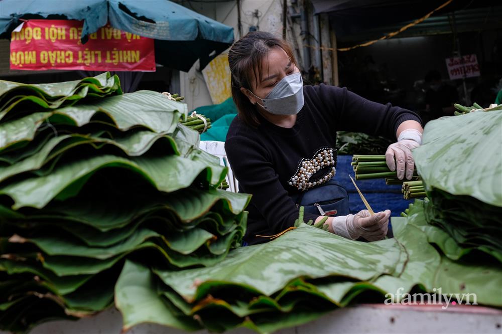 24 Tết đi chợ lá dong lâu đời nhất Hà Nội: Đìu hiu khách mua, giá bán tăng gấp đôi năm ngoái-12