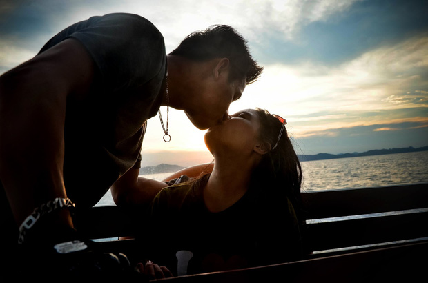 Độ Mixi được vợ hôn ngay trên livestream, netizen bó tay vì phản ứng trở mặt của chính chủ-4