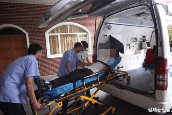 Người đàn ông 35 tuổi nôn ra máu, bất ngờ phát hiện ung thư dạ dày dù không thuốc lá, bia rượu, hóa ra chỉ vì 2 thói quen ăn uống người bận rộn hay làm-1