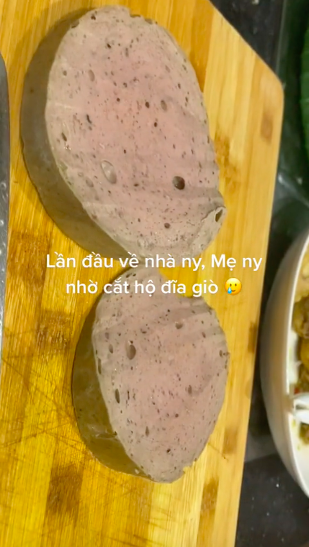 Lần đầu về chơi được mẹ người yêu nhờ thái giò, cô nàng thái xong thì vội đăng đàn cầu cứu dân mạng: Vậy là xong…-2