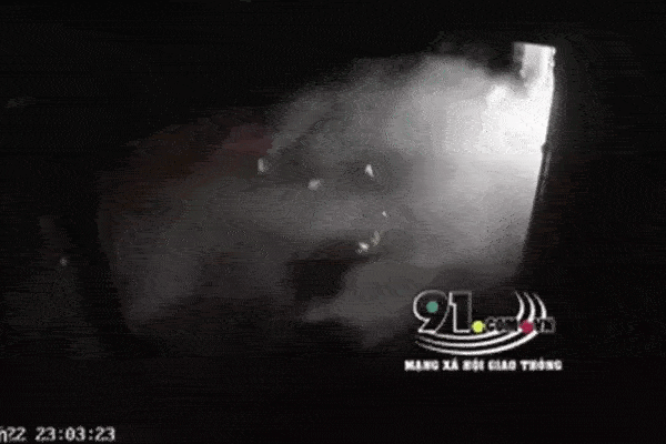 Clip: Xe 4 chỗ lao kinh hoàng cán vụn ngôi nhà ven đường, người đàn ông lồm cồm đứng dậy từ đống đổ nát-1