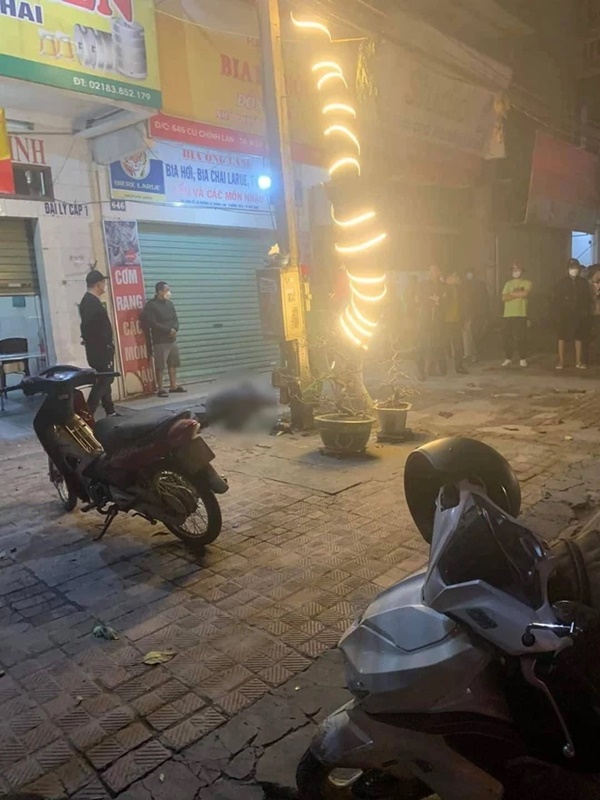 Clip: Người đàn ông bị đâm, hành hung tử vong ngay tại quán bia ven đường-2