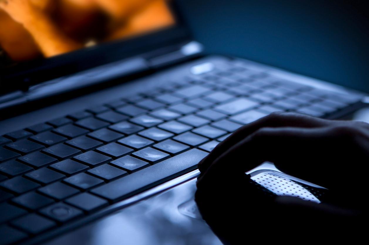 Học sinh lén vừa học online vừa xem phim sex, cô giáo phát hiện làm 1 hành động khiến trò sợ xanh mặt-2