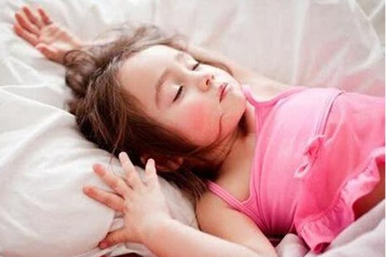 Có nên đánh thức trẻ dậy đi tiểu tiện vào ban đêm? Nhiều bậc cha mẹ đã lựa chọn sai