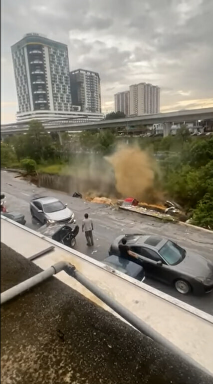 Clip: Đường cao tốc bất ngờ sập do mưa lũ, 5 chiếc ô tô rơi thẳng xuống cống ngầm tại Indonesia-1