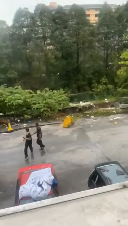 Clip: Đường cao tốc bất ngờ sập do mưa lũ, 5 chiếc ô tô rơi thẳng xuống cống ngầm tại Indonesia-2