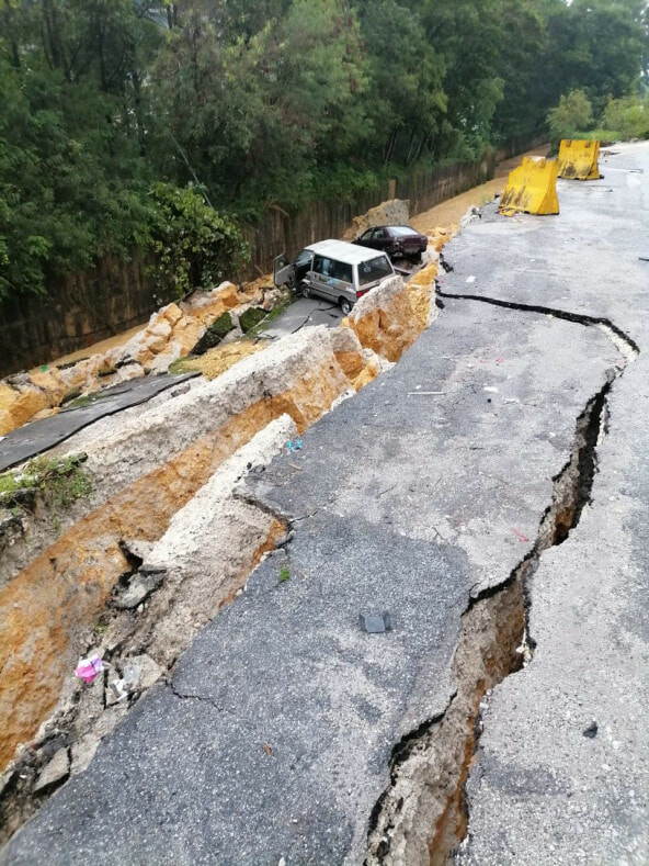 Clip: Đường cao tốc bất ngờ sập do mưa lũ, 5 chiếc ô tô rơi thẳng xuống cống ngầm tại Indonesia-3