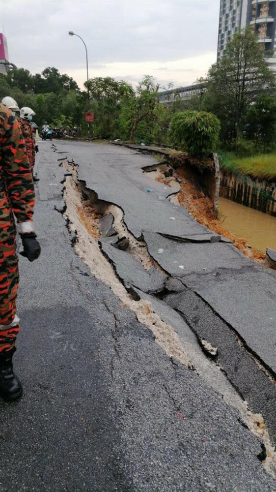 Clip: Đường cao tốc bất ngờ sập do mưa lũ, 5 chiếc ô tô rơi thẳng xuống cống ngầm tại Indonesia-4