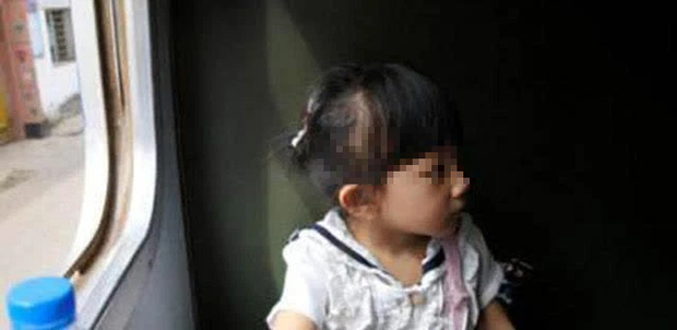 Gặp hai mẹ con về quê ăn Tết, nữ tiếp viên báo ngay cảnh sát khi nhận được 1 thứ từ bé gái-1