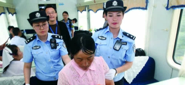 Gặp hai mẹ con về quê ăn Tết, nữ tiếp viên báo ngay cảnh sát khi nhận được 1 thứ từ bé gái-4
