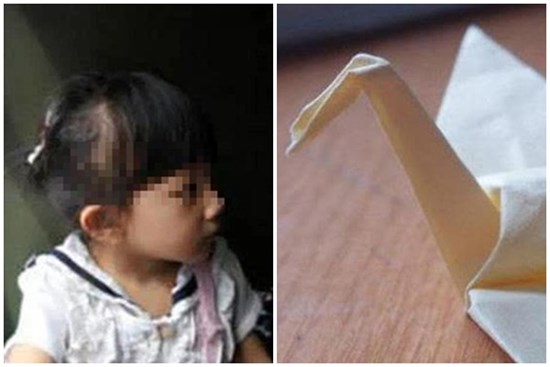 Gặp hai mẹ con về quê ăn Tết, nữ tiếp viên báo ngay cảnh sát khi nhận được 1 thứ từ bé gái