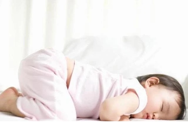 Bé thích nằm sấp, cha mẹ có cần can thiệp? 2 lý do nên biết khi trẻ nằm sấp ngủ-1