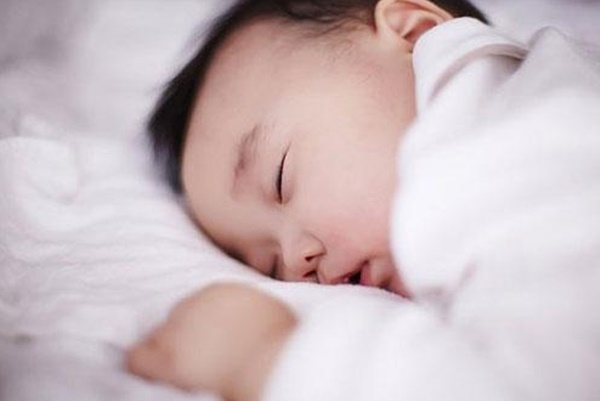 Bé thích nằm sấp, cha mẹ có cần can thiệp? 2 lý do nên biết khi trẻ nằm sấp ngủ-2