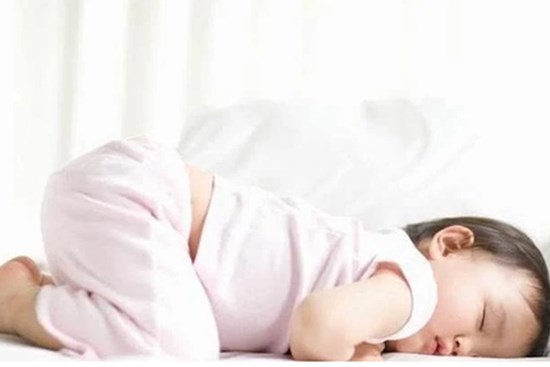 Bé thích nằm sấp, cha mẹ có cần can thiệp? 2 lý do nên biết khi trẻ nằm sấp ngủ