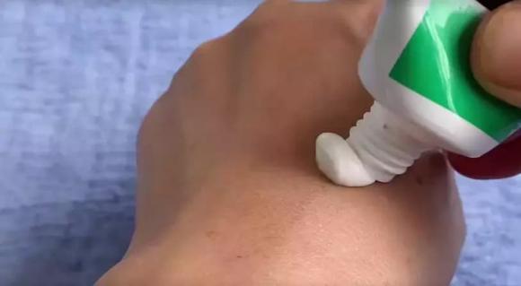 Tôi mua thêm kem đánh răng mỗi khi giá rẻ, nó có 8 công dụng thần kỳ tại nhà để giải quyết mọi rắc rối nhỏ nhặt trong cuộc sống-9