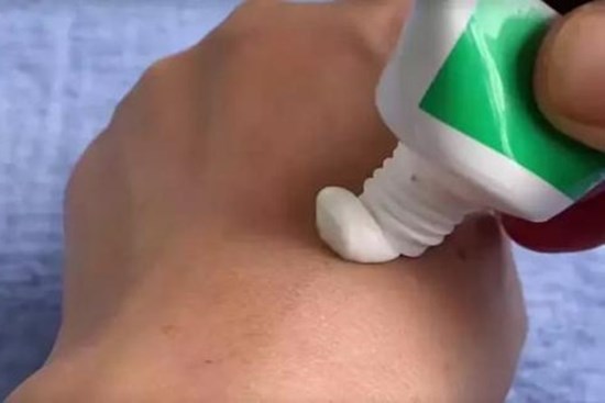 Tôi mua thêm kem đánh răng mỗi khi giá rẻ, nó có 8 'công dụng thần kỳ' tại nhà để giải quyết mọi rắc rối nhỏ nhặt trong cuộc sống