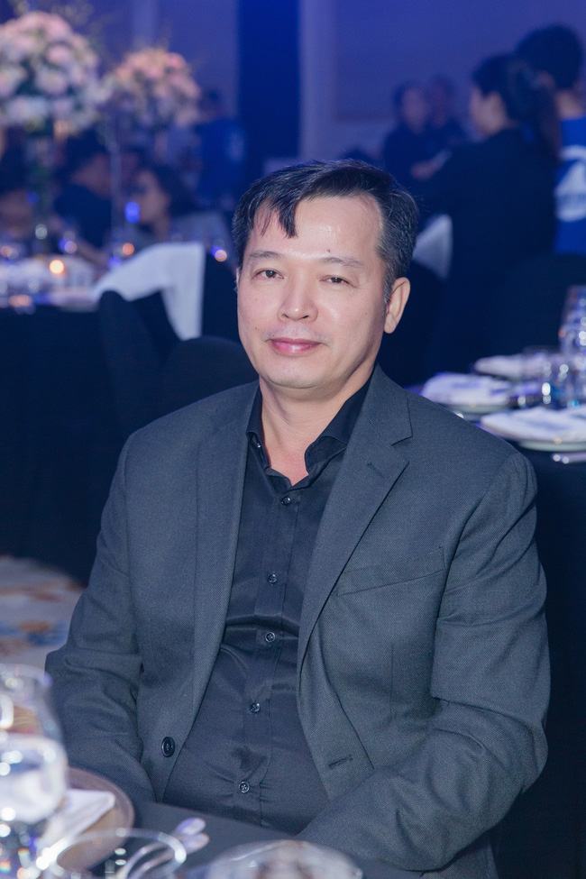 Ông nội” Shark Việt ngồi bệt gói bánh chưng cùng cháu để lộ căn phòng thờ ngày Tết cực khủng tại nhà-3