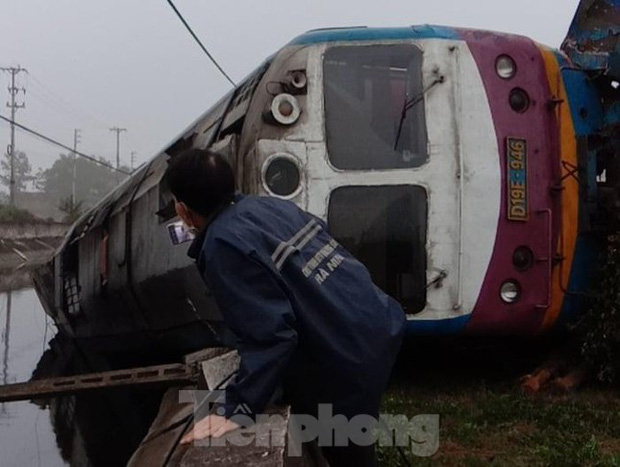 Tàu khách Bắc - Nam bị lật đầu máy, văng toa vì đâm vào ô tô tải chở gỗ-3