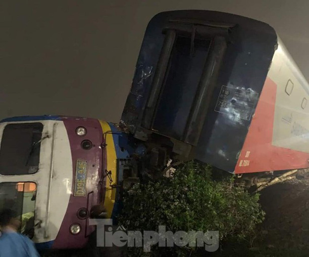 Tàu khách Bắc - Nam bị lật đầu máy, văng toa vì đâm vào ô tô tải chở gỗ-4