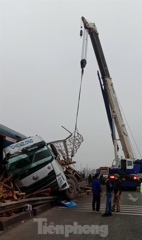 Tàu khách Bắc - Nam bị lật đầu máy, văng toa vì đâm vào ô tô tải chở gỗ-10