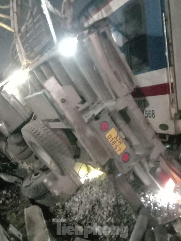 Tàu khách Bắc - Nam bị lật đầu máy, văng toa vì đâm vào ô tô tải chở gỗ-8