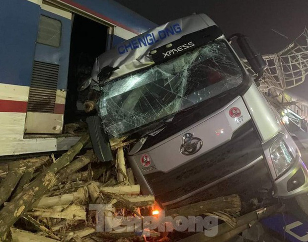 Tàu khách Bắc - Nam bị lật đầu máy, văng toa vì đâm vào ô tô tải chở gỗ-7