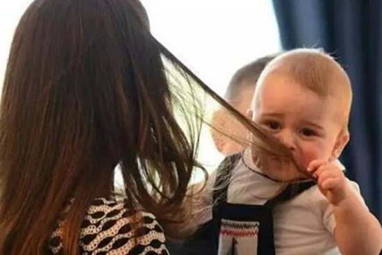 Tại sao em bé luôn giật tóc của mẹ? Đừng vội tức giận, lý do đằng sau rất ấm lòng