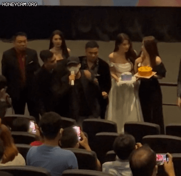 Một khán giả lạ mặt tấn công buổi chiếu phim của Lan Ngọc - Nhã Phương, loạn cỡ nào mà Thu Trang - Tiến Luật bất ngờ bị réo tên?-2